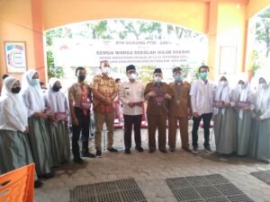Wabup Batubara Serahkan Dompet Sehat di SMA Mitra Inalum