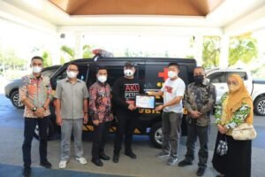 Bupati Labura Terima Mobil dari Relawan IPB
