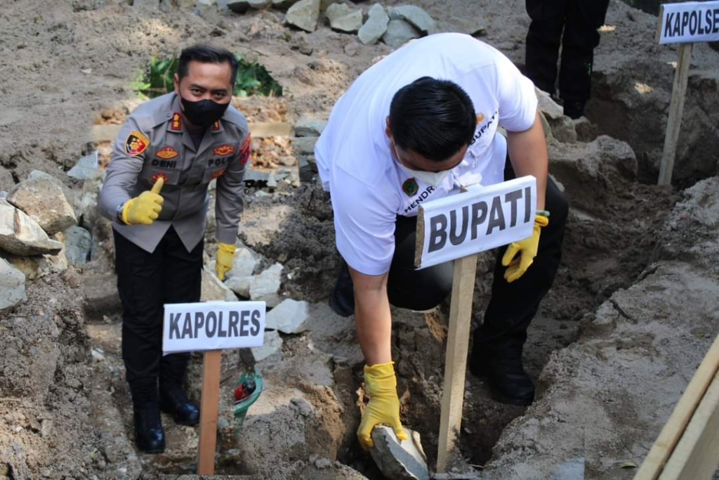 Bupati Labura Bersama Kapolres Labuhanbatu Letak Batu Pertama Musholla Ar Rahman Polsek Na lX-X