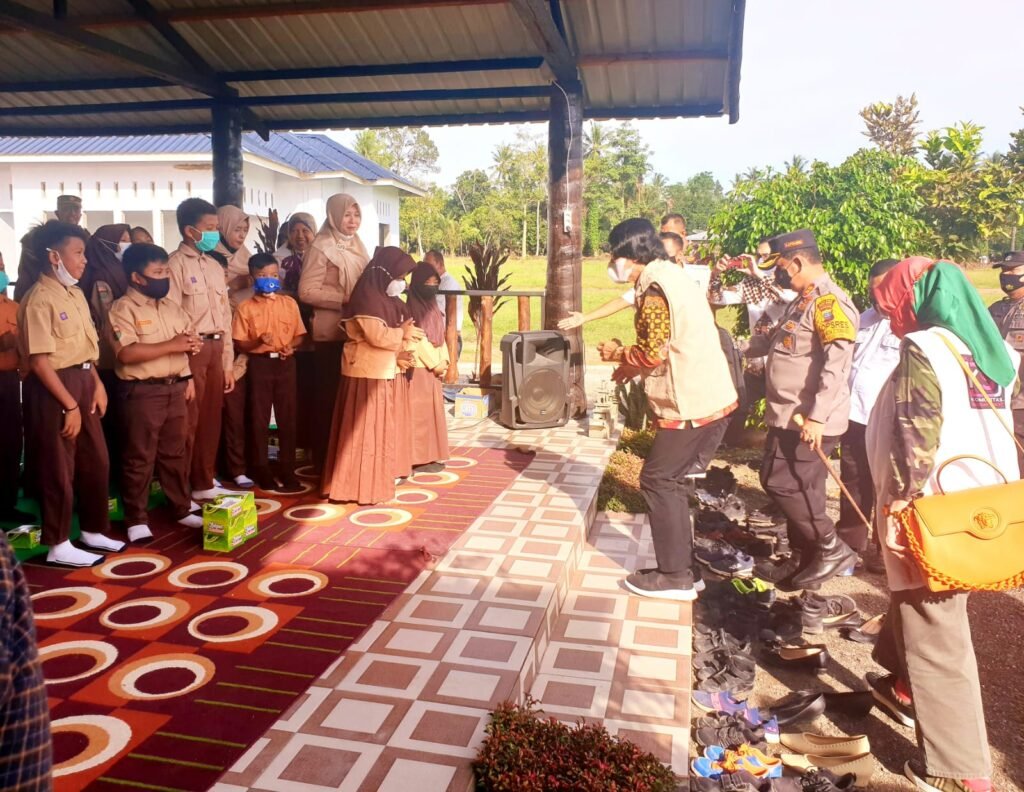 Kak Seto Bersama Kapolres Batubara Beri Semangat Anak Kampung Sedekah