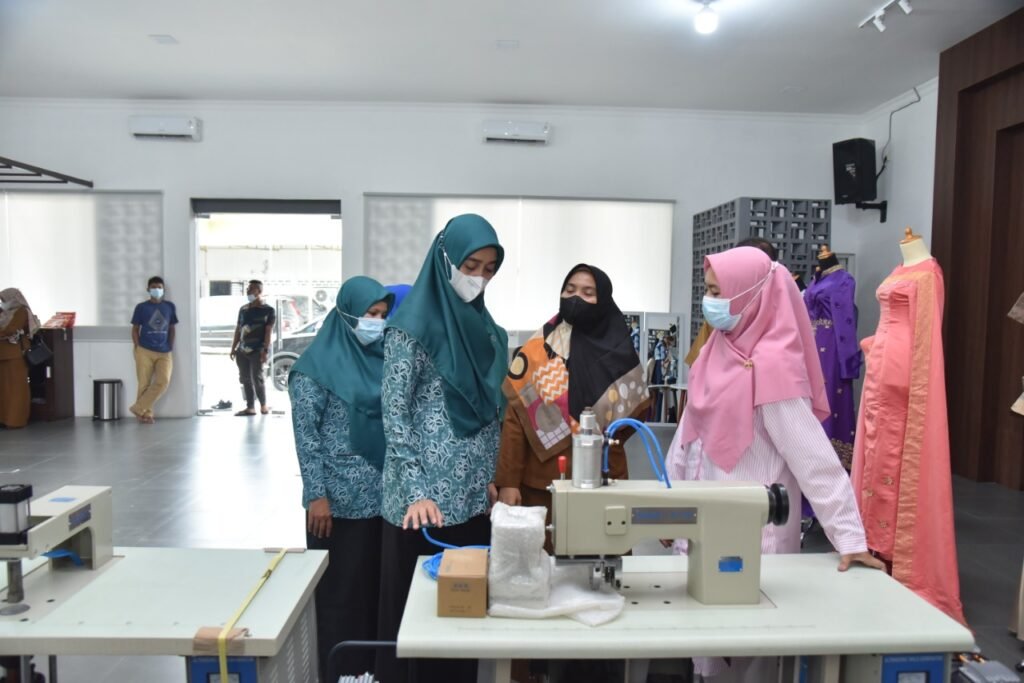 Bantu Mesin Jahit Untuk UMKM dan Komputer ke Koperasi Batu Bara Mart