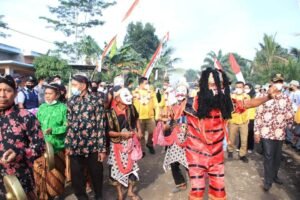 Tarian Jawa Sambut Bupati Labura di Desa Sonomartani