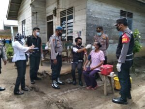 Polres Batubara Bersama Polsek Indra Pura Vaksinasi Door to Door