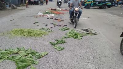 Sayuran Berserakan Didepan Pasar Inpres Tanjung Tiram Batubara