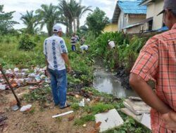 100 Warga Desa Sukaraja Bersihkan 200 Meter Saluran Pembuangan Air