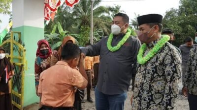 Bupati dan Wabup Labura Salurkan Bansos, Bantuan UMKM dan Bangun Musholla