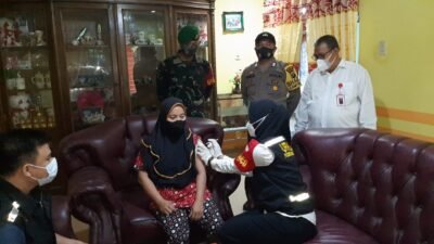 Vaksinasi Massal TNI-POLRI Door to Door Bersama Dinkes Batubara