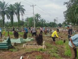 Pemdes Suka Raja Bersama Warga Bersihkan Makam
