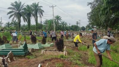 Pemdes Suka Raja Bersama Warga Bersihkan Makam