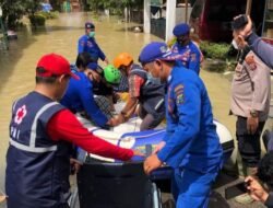 Sat Brimob, Ditpolair dan Dit Sabhara Poldasu Evakuasi Korban Banjir Sergai