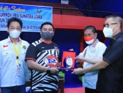 Bupati Labura Menerima Plakat PBSI Sumut.