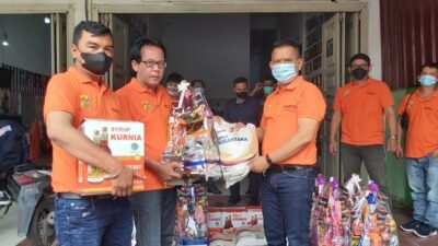 Pewarta Polrestabes Medan Bagi Bingkisan dan Parsel