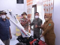 Pemkab Labura Serahkan 1150 Kartu Tani, Handtraktor dan Corn Sheller