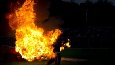 Gawat, Sekelompok Orang Bakar Pemuda Hidup-hidup