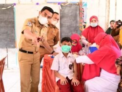 Wabup Labura Tinjau Vaksinasi di SDN 115476 Rantau Selamat