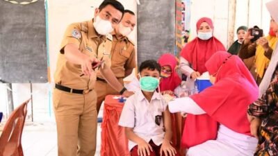 Wabup Labura Tinjau Vaksinasi di SDN 115476 Rantau Selamat