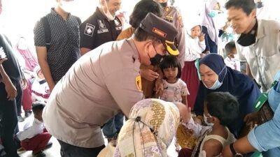 Vaksin Anak 6-11 Tahun di Batubara, Kapolres Berikan Bingkisan