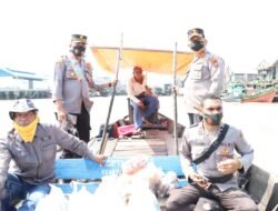 Kapolres Batubara Tinjau Vaksin Naik Sampan Bersama Bintara Noken Polda Papua