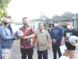 Bupati Serahkan 20 Helm ke Ojek Pangkalan, Jaring Ikan dan Kompas Nelayan