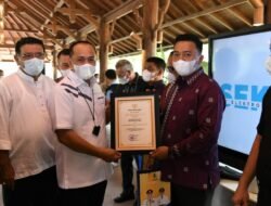 Kecamatan Air Putih Terima Penghargaan Layanan Publik Terbaik