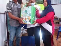 Kades Tanah Rendah Salurkan Bantuan UMKM