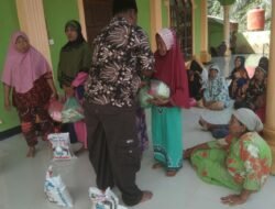 Socfindo Negeri Lama Berbagi Sembako ke Warga Negeri Baru