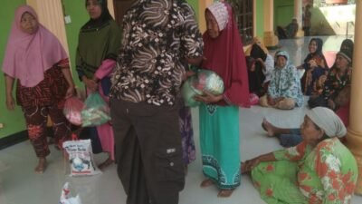 Socfindo Negeri Lama Berbagi Sembako ke Warga Negeri Baru