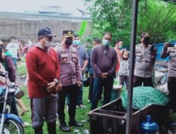 Tinjau Banjir Pulo Brayan, Kapolsek Medan Barat Bantu Makanan Pokok, Obat dan Masker