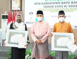 Bupati Zahir Beri Penghargaan Pembina MTQ Al Qur’an.