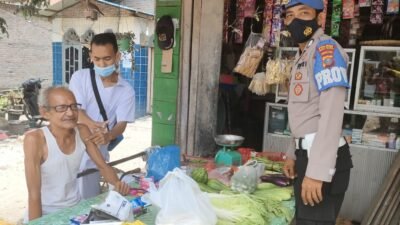 Polsek Medang Deras Vaksin Door to Door
