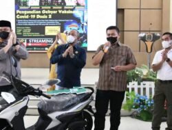 Gebyar Vaksinasi, Bupati Labura Serahkan 1 Unit Sepeda Motor
