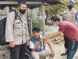 Polsek Medang Deras Datangi Warga Jauh Dari Sentra Vaksinasi