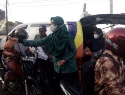Maya Zahir Bagi Takjil ke Pengguna Jalan di Air Putih