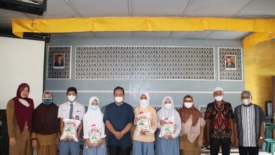 Siswa Yatim SMAN 1 Air Putih Terima Santunan