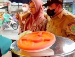 Bupati Bersama Wakil Berbagi Takjil Dijalan Labura