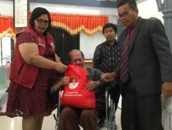 Bupati Batubara Serahkan Kursi Roda Lansia Lumpuh