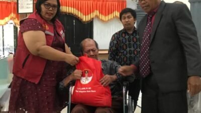 Bupati Batubara Serahkan Kursi Roda Lansia Lumpuh
