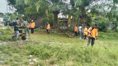 Sambut Kedatangan Wagubsu, Bhabinkamtibmas Ikut Gotong Royong