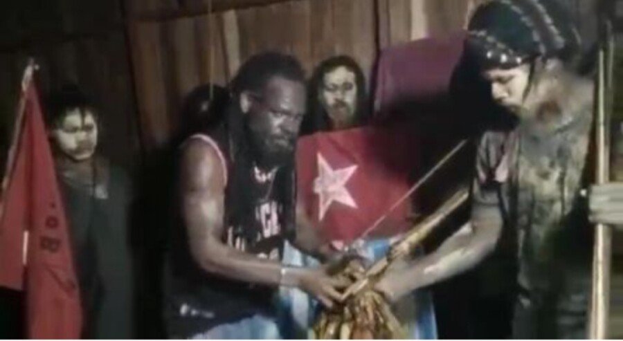 Aksi Pemenggalan kepala warga sipil penulang emas tradisional yang dieksekusi oleh KKB Papua dan di pamerkan melalui media. 