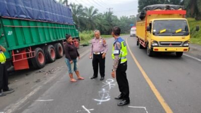 Tabrak Truk Fuso, Pengendara Sepeda Motor Beat Tewas