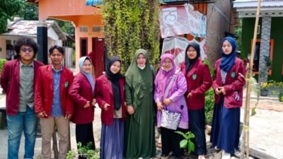 KKN-T UISU Bantu Bibit Pohon di Desa Tanah Merah