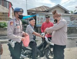 Polsek Medang Deras Bagikan Bendera ke Masyarakat