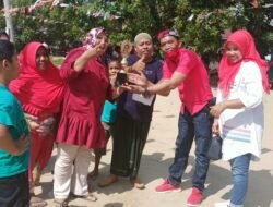 Ratusan Kaum Ibu Ikut Tarik Tambang di Desa Empat Negeri