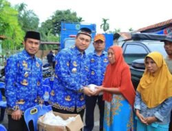 Bupati Labura Memberikan Makanan Kepada Korban Banjir Merbau