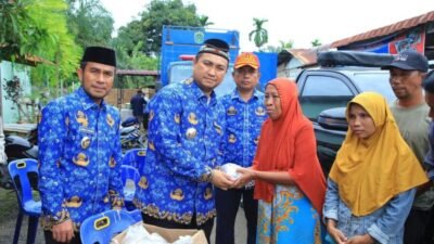 Bupati Labura Memberikan Makanan Kepada Korban Banjir Merbau