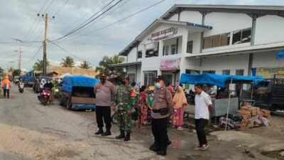 Polsek Bersama Koramil Pos Padat Pagi di Pasar Rakyat Medang Deras