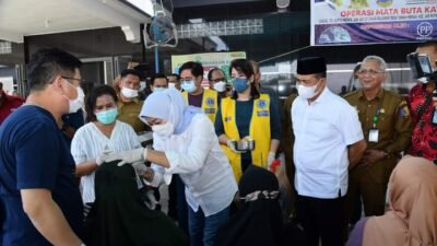 Bupati dan Kadinkes Batubara Buka Perban Mata Katarak