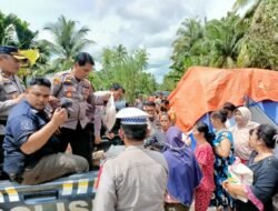 Kapolres dan Kapolsek Door to Door Beri 200 Paket Sembako ke Warga Dampak Luapan Air Sungai