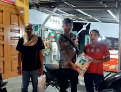 Banjir di Simpang Gambus, Bhabinkamtibmas Bantu Warga