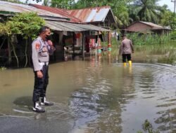 Kapolsek Lima Puluh Monitoring Banjir di Gambus Laut